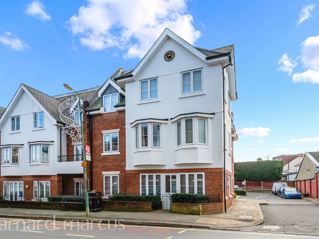 2 bed flat for sale in California Close, Belmont, Sutton SM2, £325,000