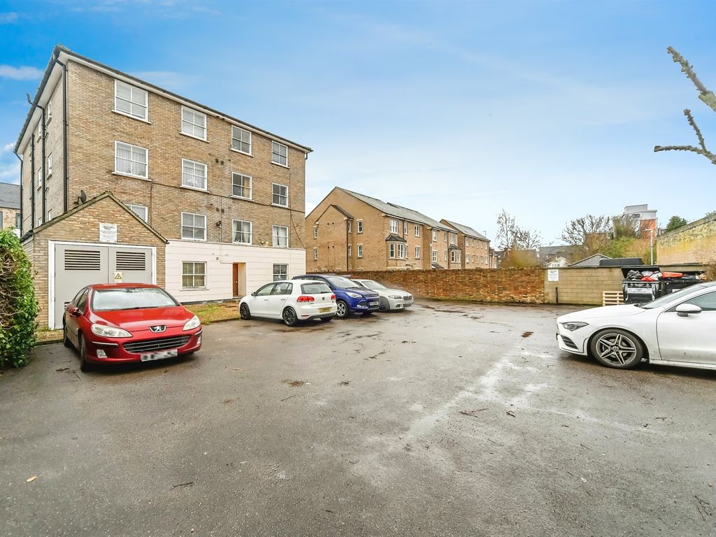 2 bed flat for sale in The Avenue, Bedford MK40, £165,000