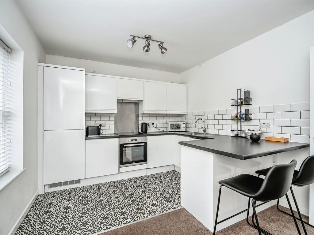 2 bed flat for sale in The Avenue, Bedford MK40, £165,000