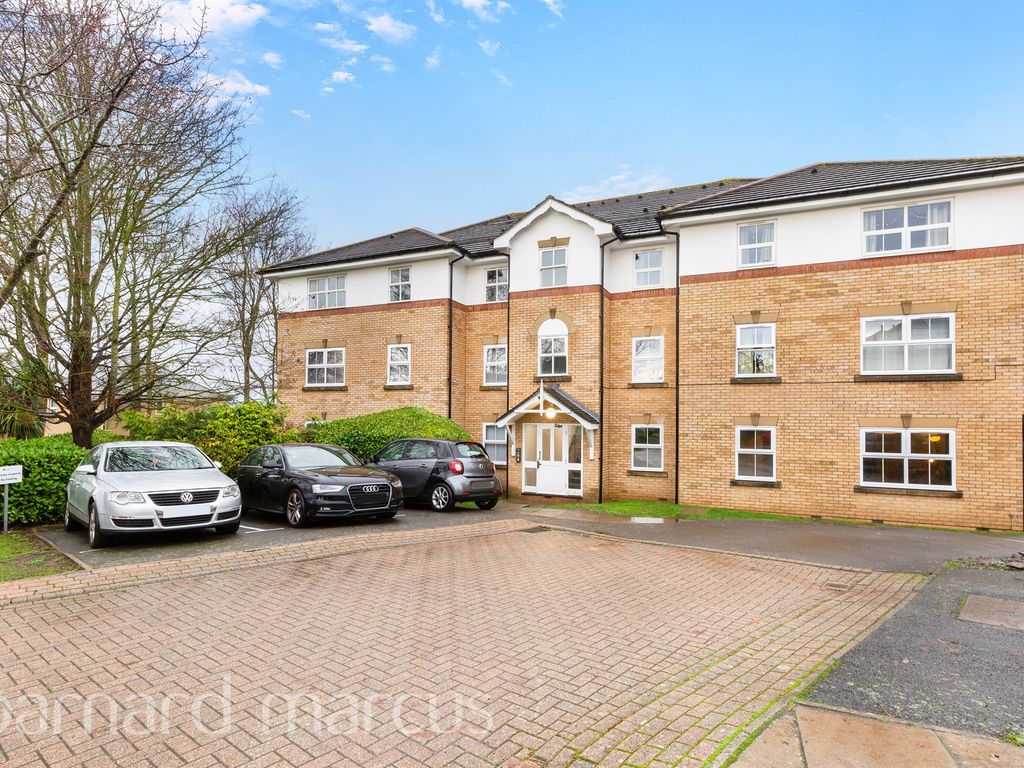 2 bed flat for sale in Hatfield Close, Sutton SM2, £300,000