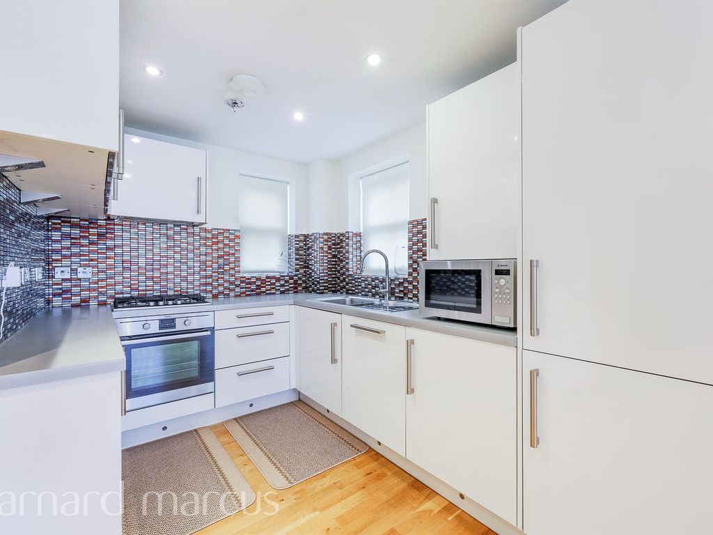 1 bed flat for sale in The Parade, Epsom KT18, £300,000