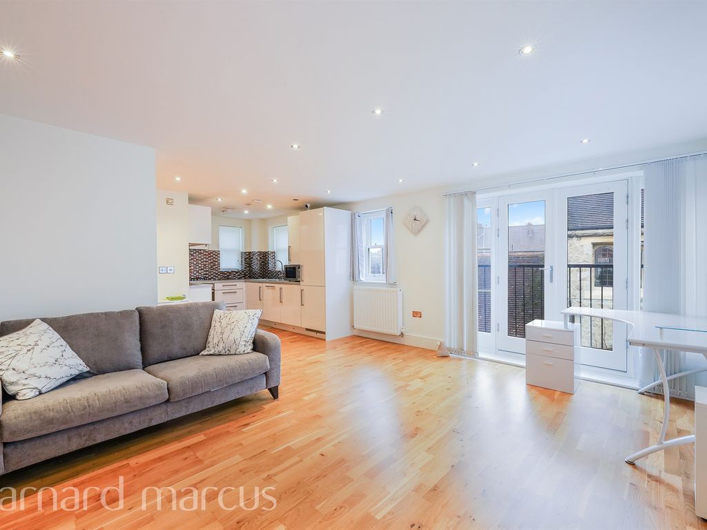1 bed flat for sale in The Parade, Epsom KT18, £300,000