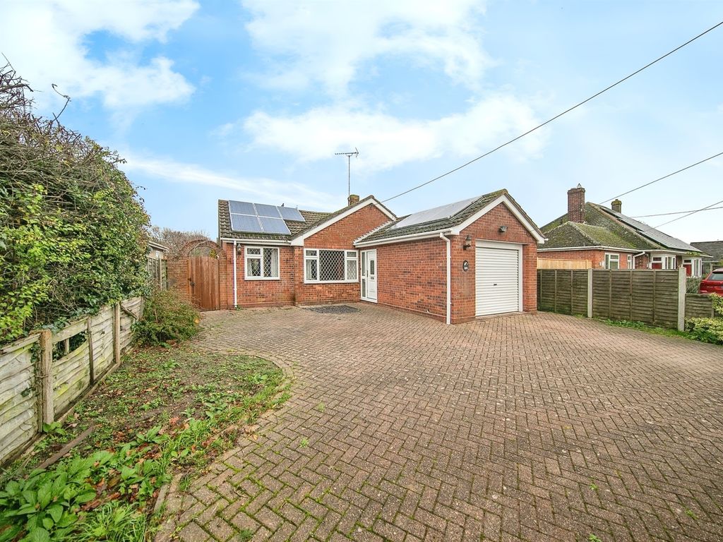 4 bed detached bungalow for sale in Wivenhoe Road, Alresford, Colchester CO7, £475,000