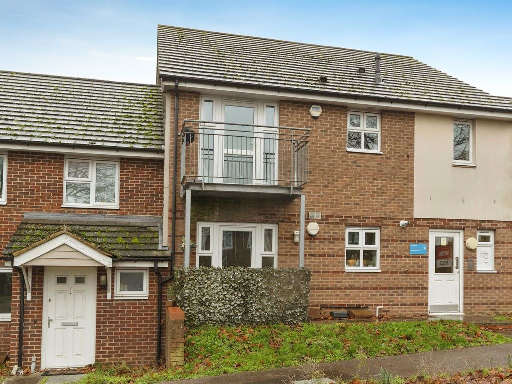 2 bed flat for sale in Claymores, Stevenage SG1, £149,500