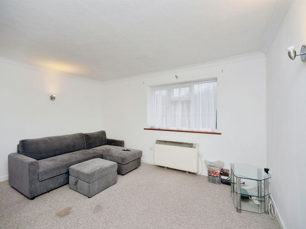 1 bed flat for sale in Cavell Avenue, Peacehaven BN10, £190,000