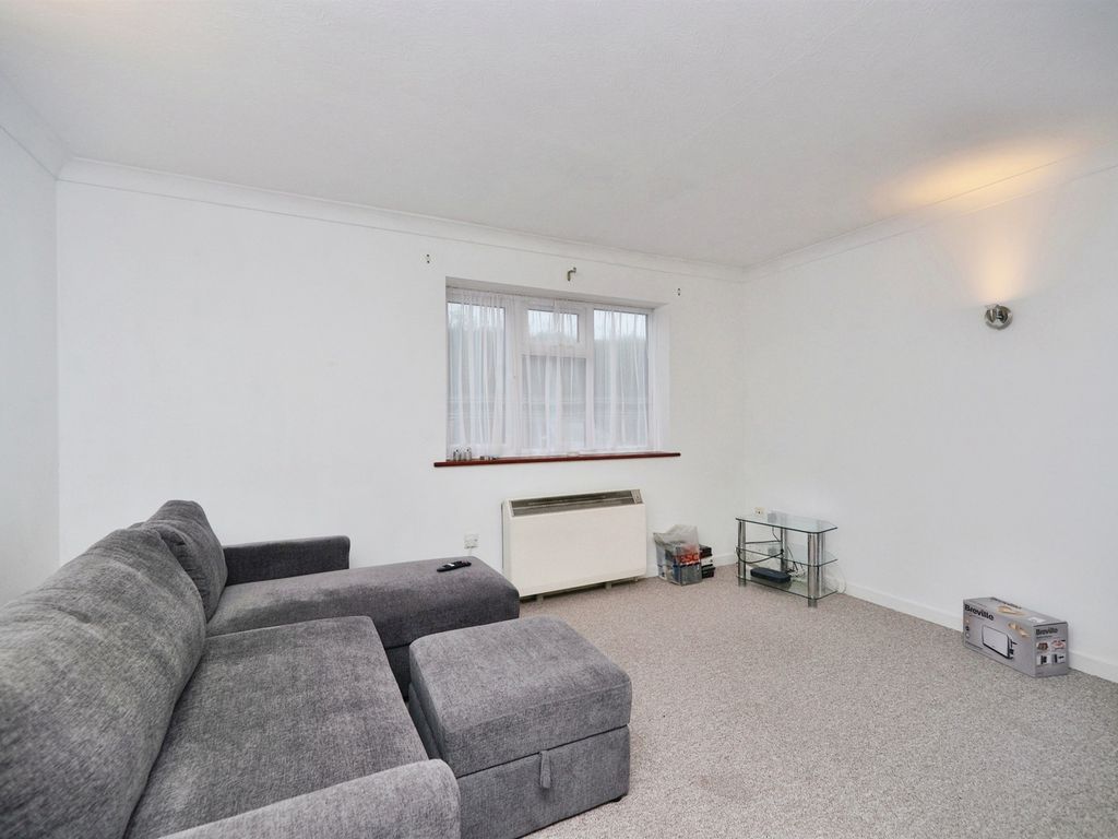 1 bed flat for sale in Cavell Avenue, Peacehaven BN10, £190,000