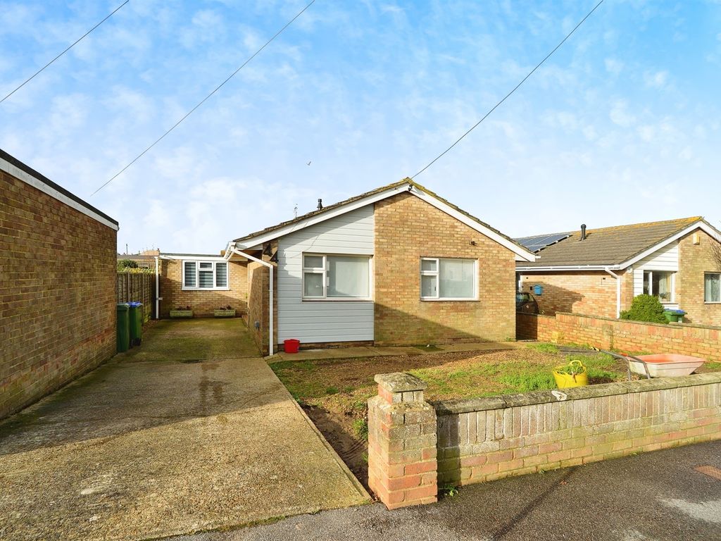 3 bed detached bungalow for sale in Keymer Avenue, Peacehaven BN10, £425,000