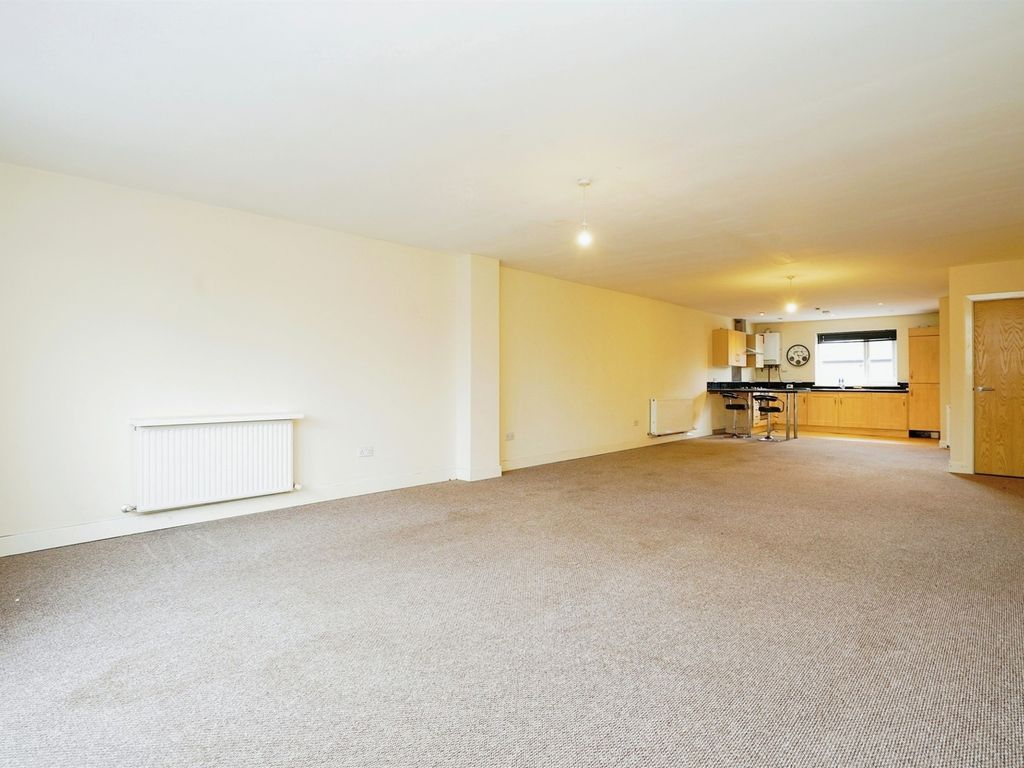 2 bed flat for sale in Hunters Way, Leeds LS15, £140,000