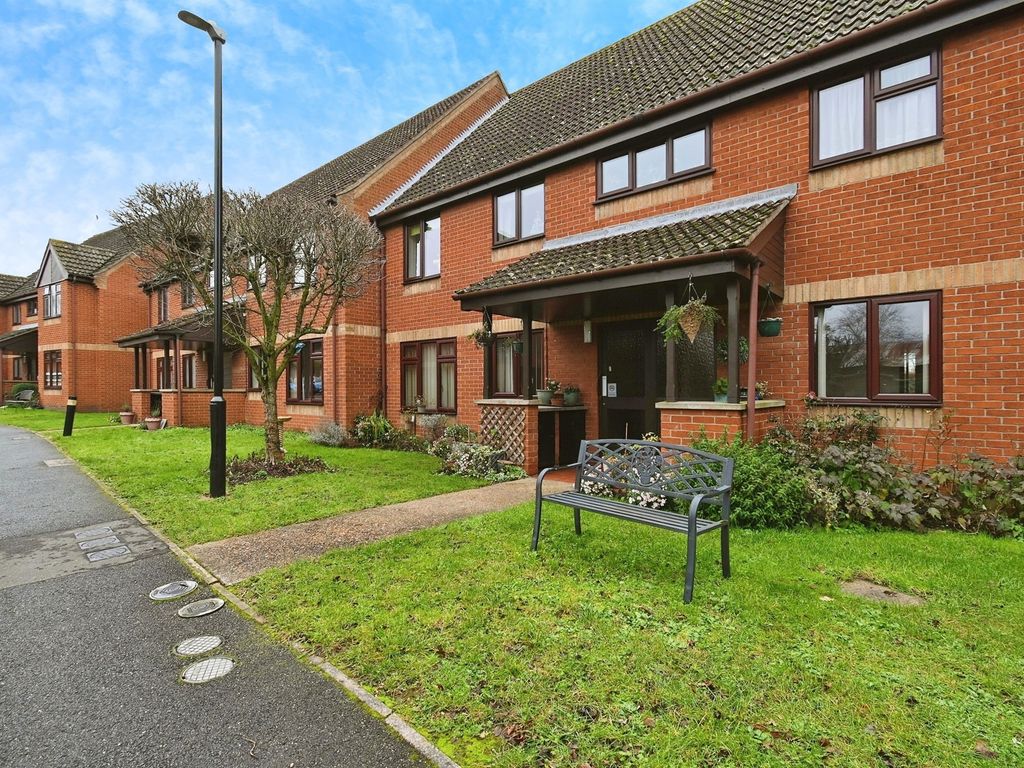 2 bed flat for sale in Parkside Court, Diss IP22, £150,000