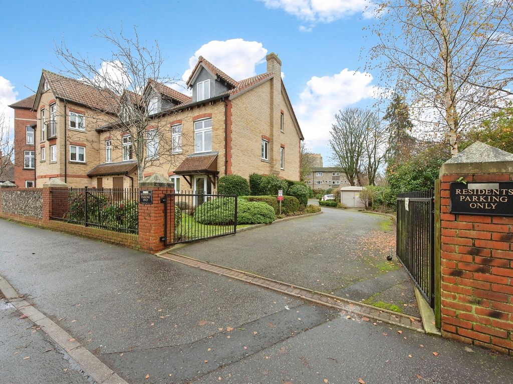 2 bed flat for sale in Hanbury Court, Thetford IP24, £150,000