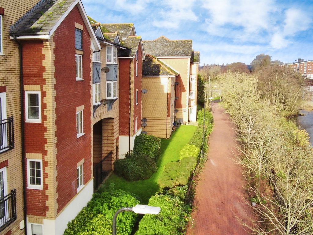 2 bed flat for sale in Seager Drive, Cardiff CF11, £170,000