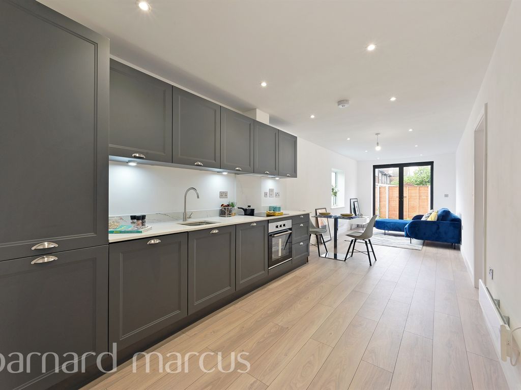 New home, 1 bed flat for sale in Inglewood, Green Street, Lower Sunbury TW16, £370,000