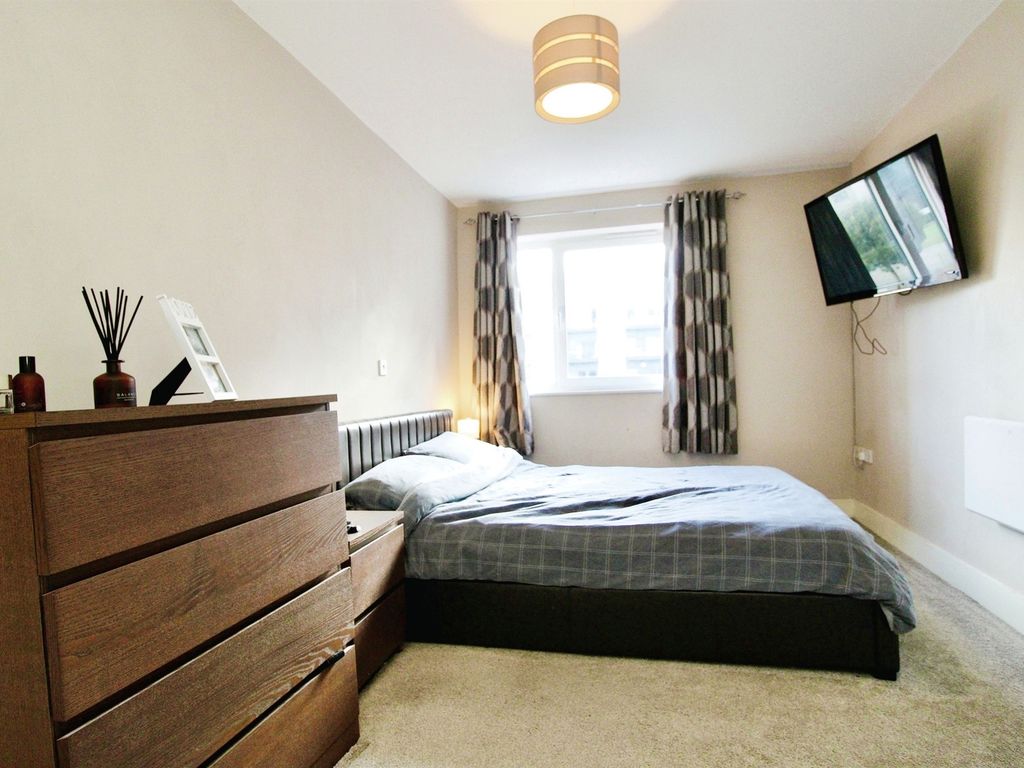 2 bed flat for sale in Ferry Court, Cardiff CF11, £180,000