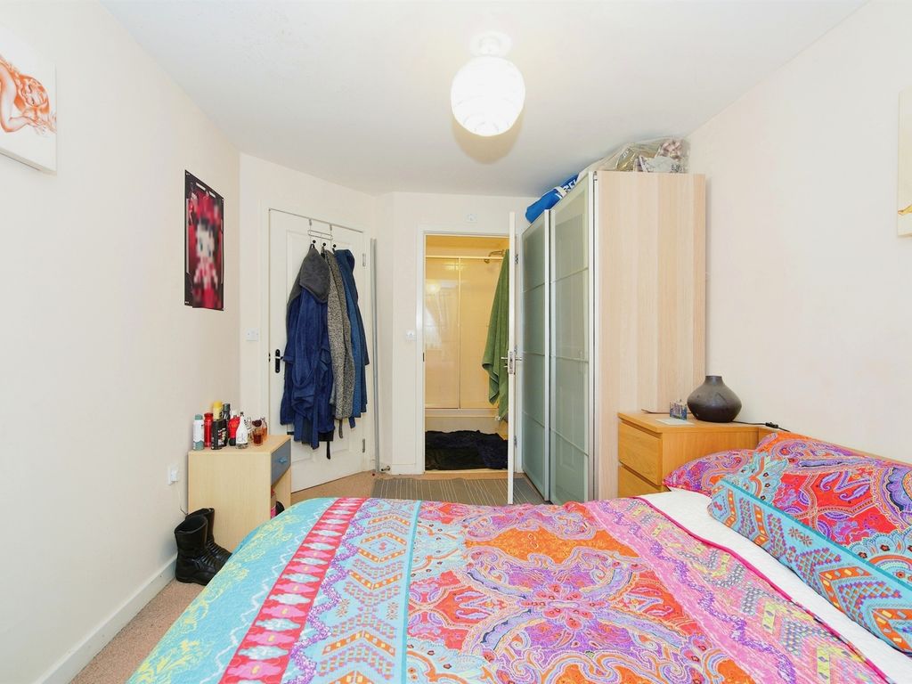 2 bed flat for sale in Glebe Place, Highworth, Swindon SN6, £175,000