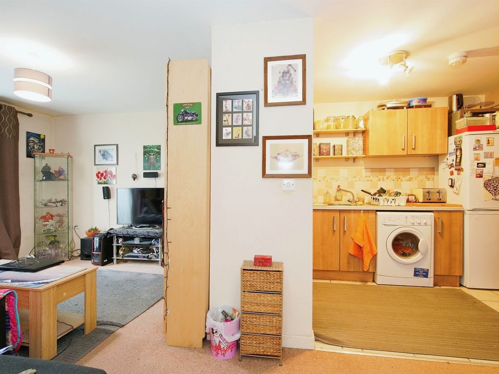 2 bed flat for sale in Glebe Place, Highworth, Swindon SN6, £175,000