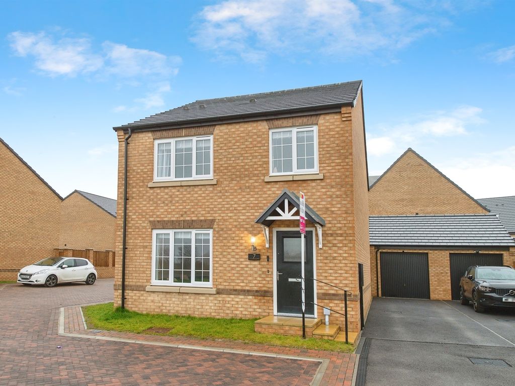 4 bed detached house for sale in Fox Close, Featherstone, Pontefract WF7, £280,000
