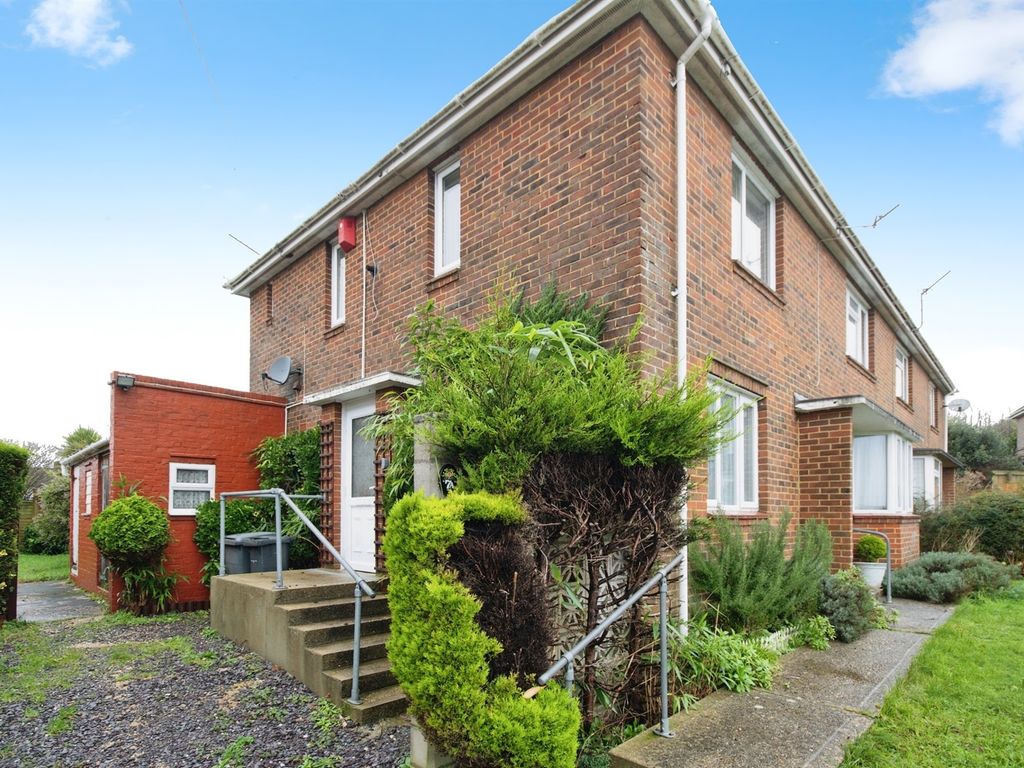 2 bed flat for sale in Vince Close, Bournemouth BH11, £200,000