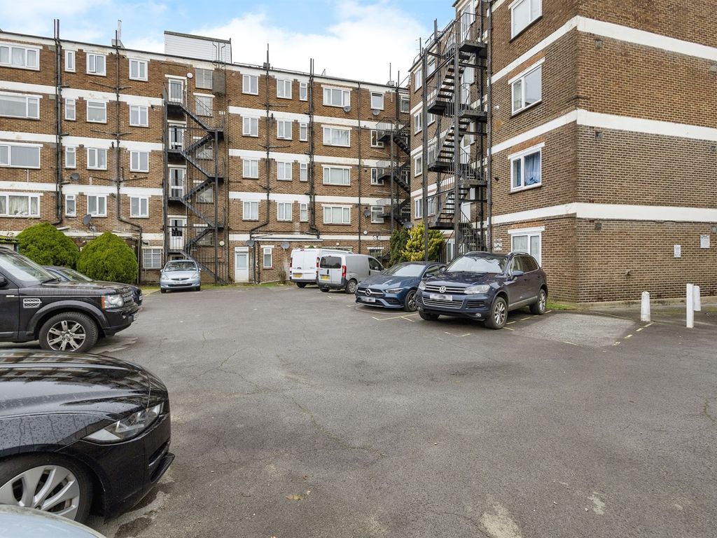 3 bed flat for sale in London Road, Portsmouth PO2, £190,000