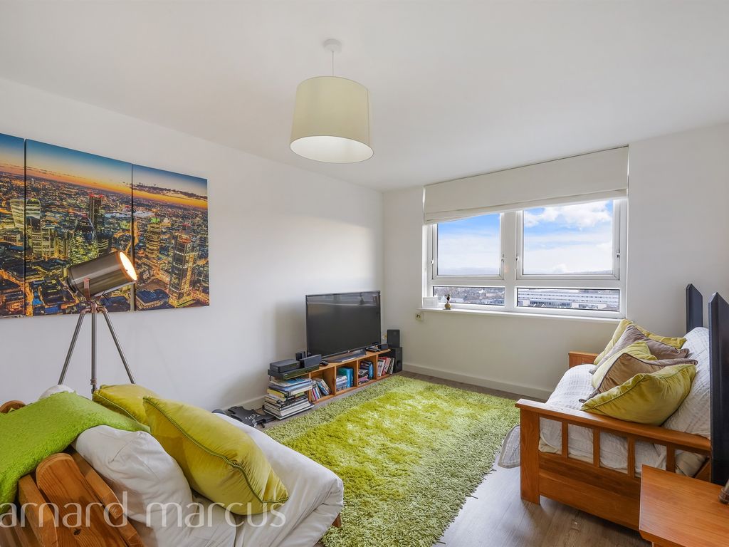 1 bed flat for sale in Dome Way, Redhill RH1, £180,000