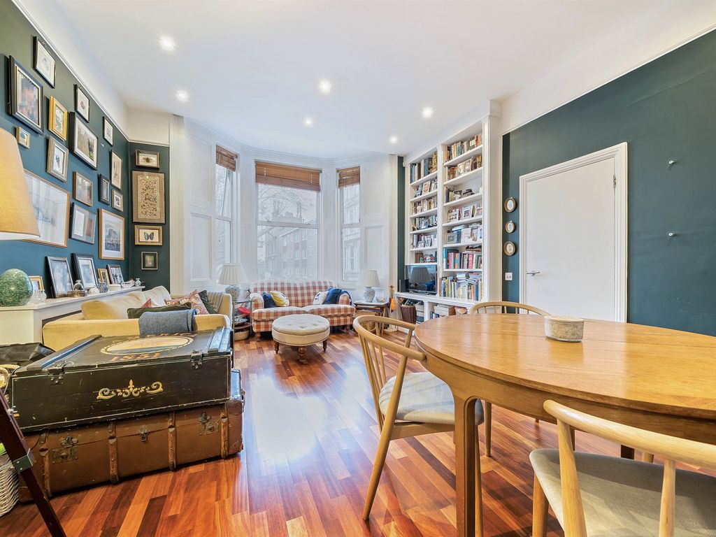 2 bed flat for sale in Barons Court Road, London W14, £625,000