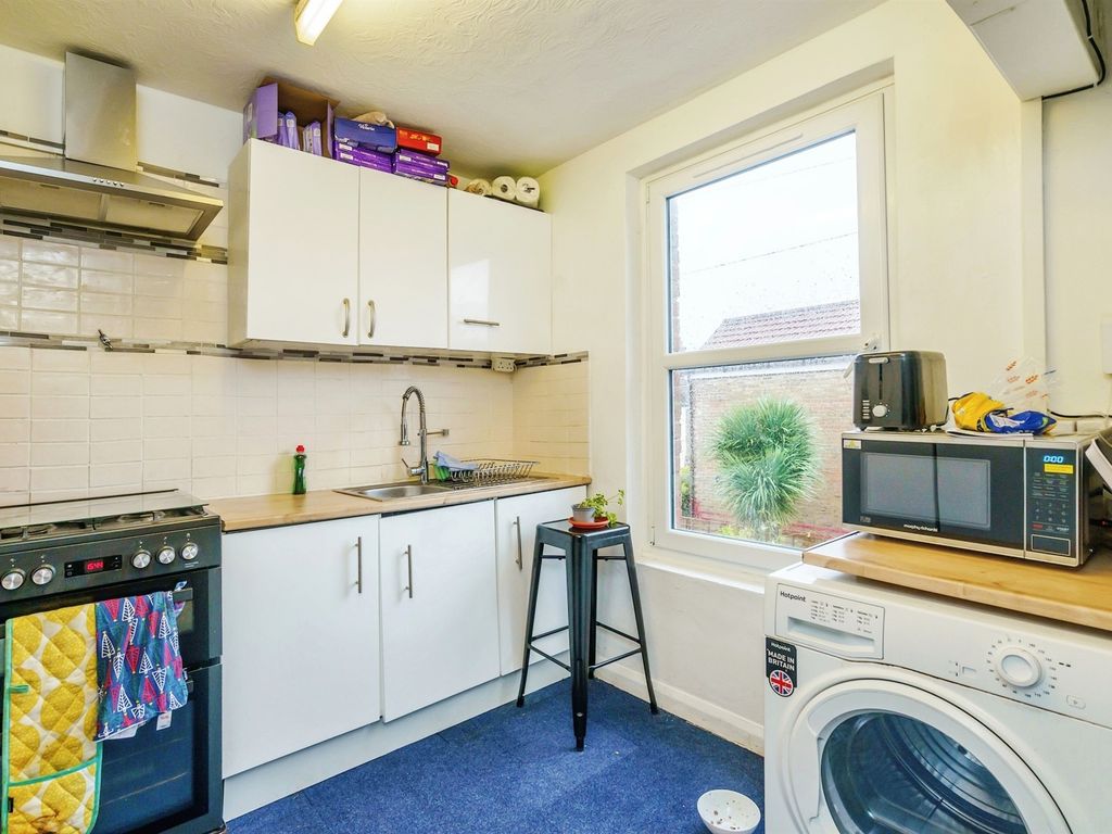 2 bed flat for sale in Ockley Road, Bognor Regis PO21, £160,000