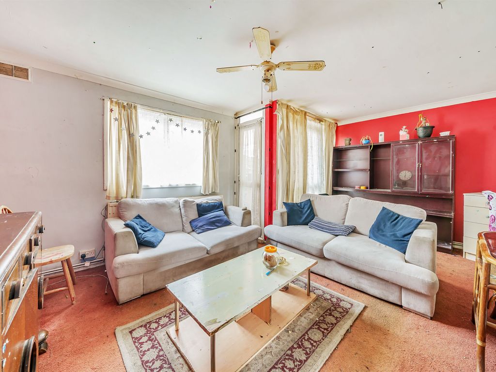 2 bed flat for sale in Clapham Road, London SW9, £375,000