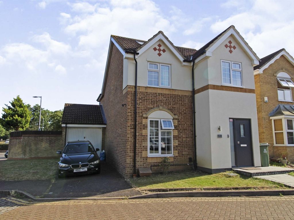 4 bed detached house for sale in Foster Close, Cheshunt, Waltham Cross EN8, £650,000