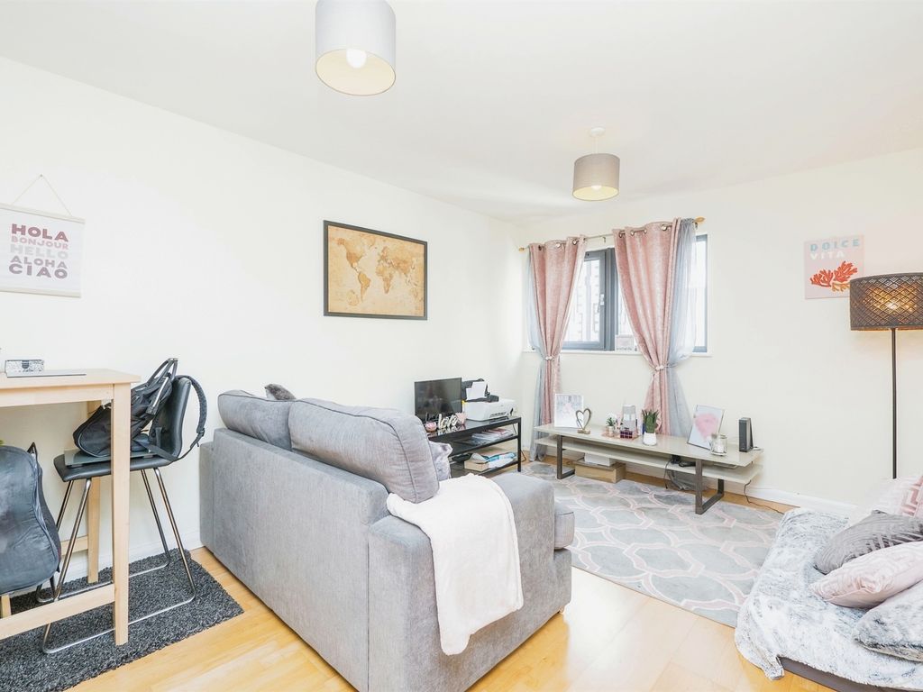 1 bed flat for sale in Churchill Way, Cardiff CF10, £125,000