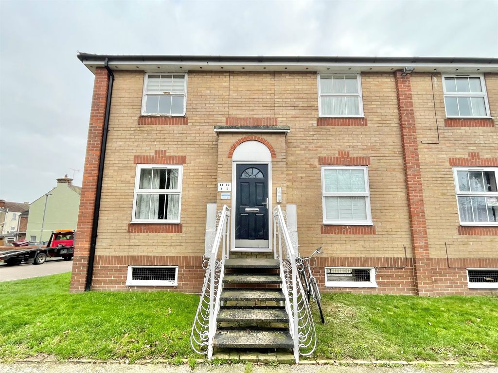 1 bed flat for sale in Stour Road, Harwich CO12, £60,000