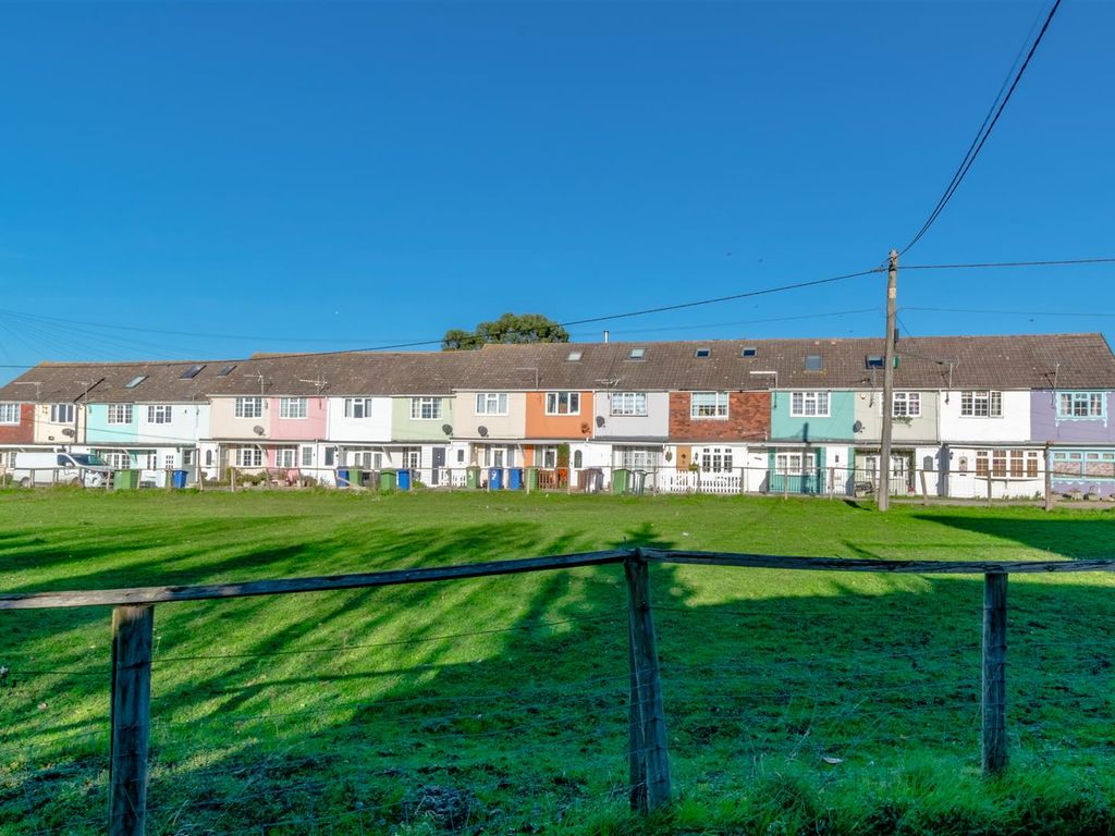 3 bed property for sale in Barrow Green, Teynham, Sittingbourne ME9, £325,000