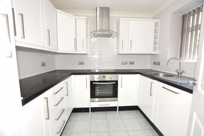 2 bed flat for sale in Amersham Road, Beaconsfield HP9, £369,950