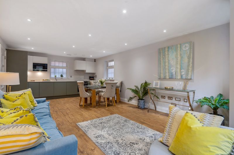 2 bed flat for sale in Amersham Road, Beaconsfield HP9, £450,000