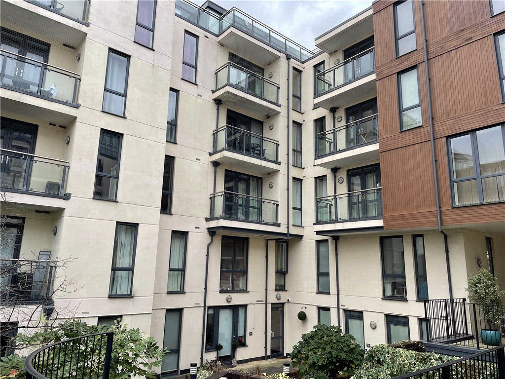 1 bed flat for sale in The Bars, Guildford, Surrey GU1, £260,000