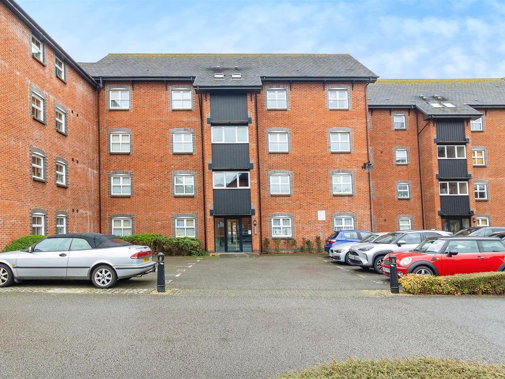 2 bed flat for sale in West Dock, The Wharf, Linslade LU7, £220,000