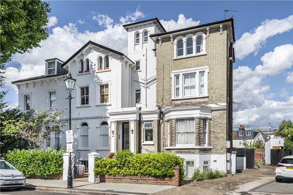 2 bed flat for sale in Copthall Gardens, Twickenham TW1, £600,000