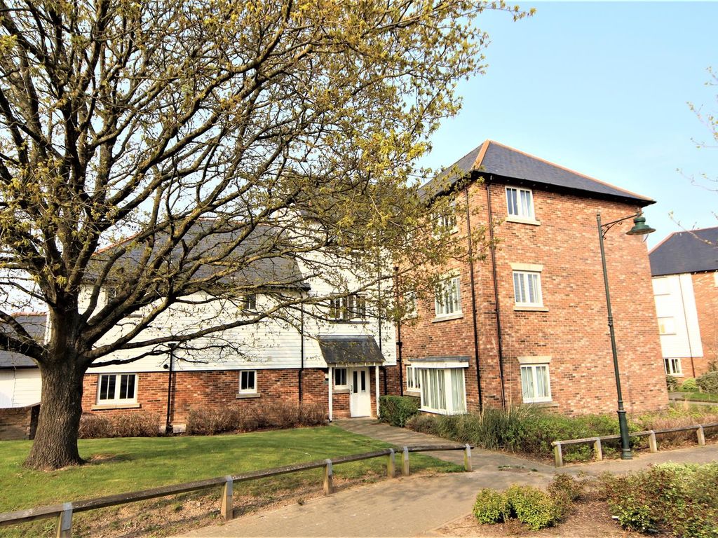 1 bed flat for sale in Contessa Close, Kings Hill ME19, £230,000
