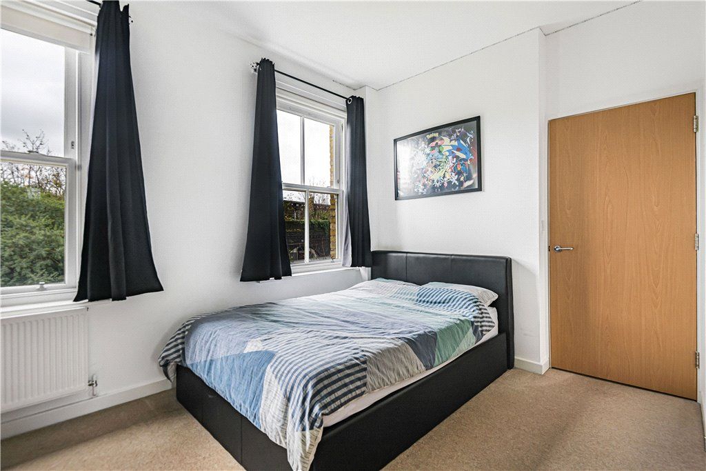 3 bed flat for sale in Millbrook Road, London SW9, £650,000