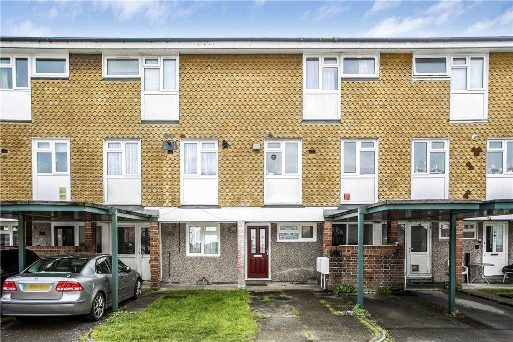2 bed flat for sale in Maple Court, Englefield Green, Surrey TW20, £210,000
