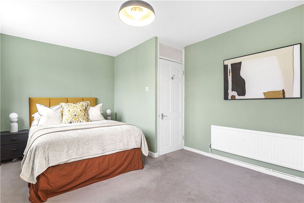 3 bed maisonette for sale in Hawthorne Close, London N1, £700,000