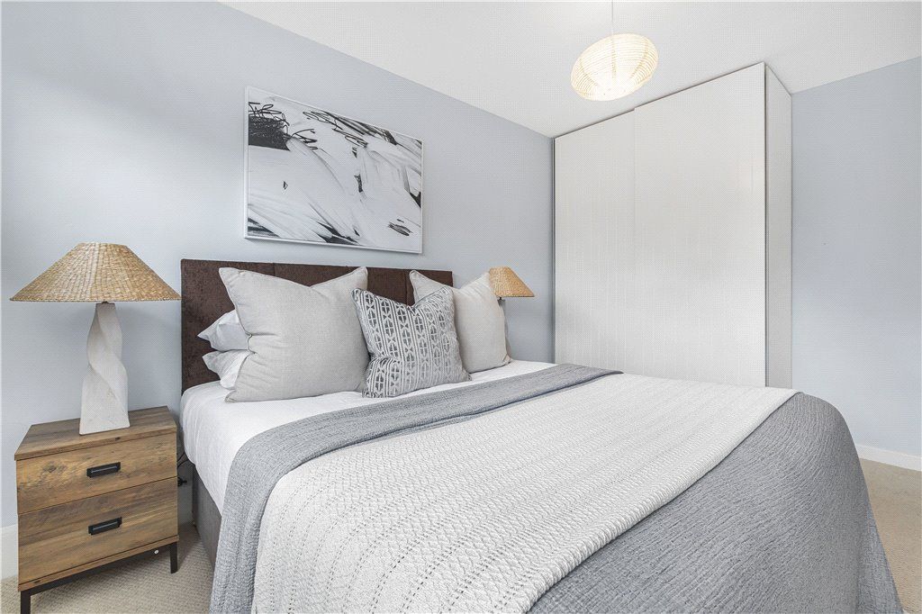 3 bed maisonette for sale in Hawthorne Close, London N1, £700,000