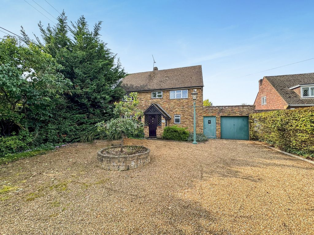 4 bed detached house for sale in Castle End Road, Ruscombe RG10, £900,000