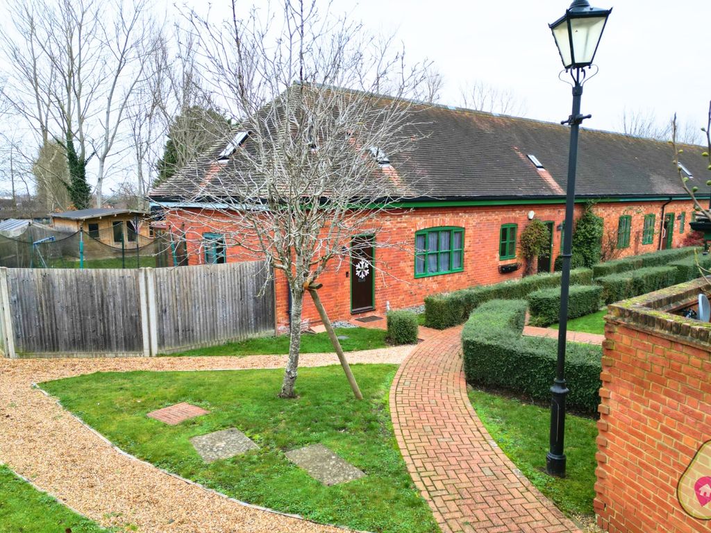 2 bed end terrace house for sale in Harvest Drive, Sindlesham, Wokingham, Berkshire RG41, £525,000