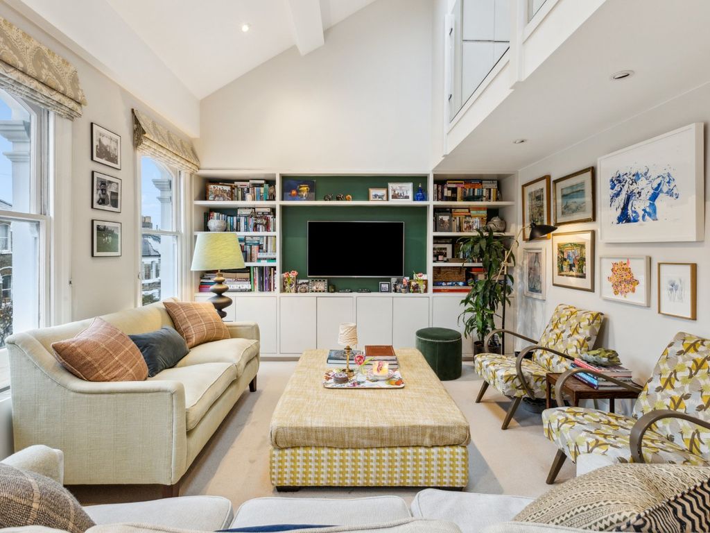 2 bed flat for sale in Beauchamp Road, London SW11, £825,000