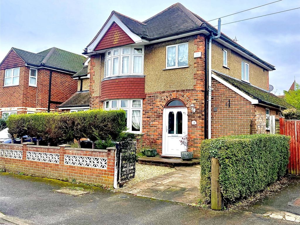 5 bed detached house for sale in Guildford, Surrey GU2, £750,000