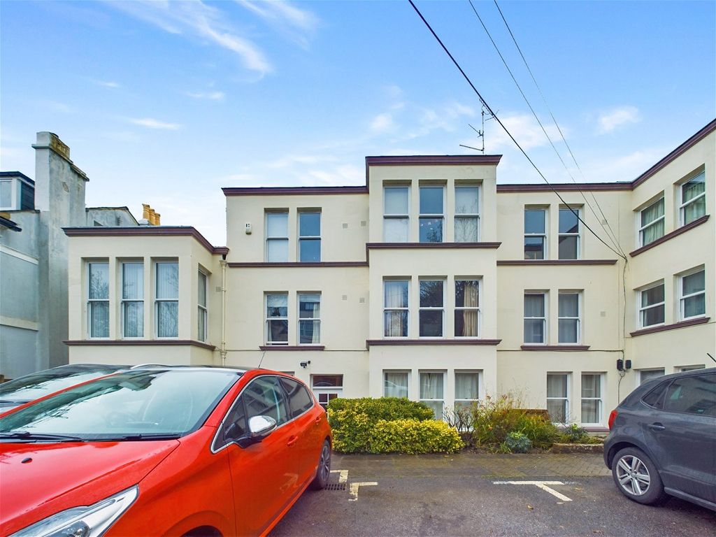 3 bed flat for sale in Harrington Road, Brighton BN1, £425,000