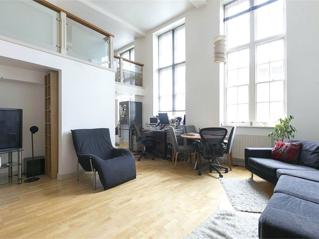2 bed flat for sale in Old School Square, London E14, £425,000