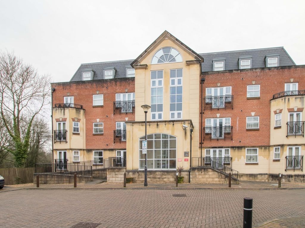 2 bed block of flats for sale in Elmers Court Post Office Lane, Beaconsfield, Buckinghamshire HP9, £375,000