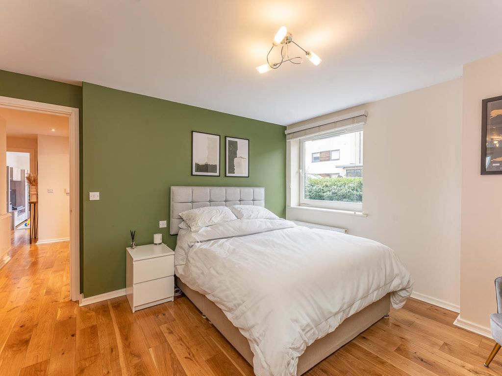 2 bed flat for sale in Peacock Close, Millbrook Park NW7, £499,950