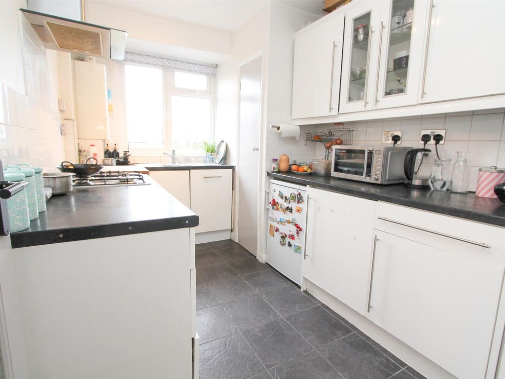 2 bed flat for sale in Eaton Court, Eaton Road, South Sutton SM2, £325,000