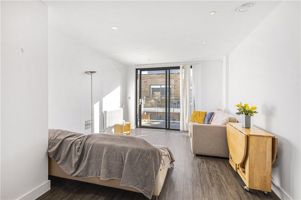 1 bed flat for sale in Essex Wharf, London E5, £375,000